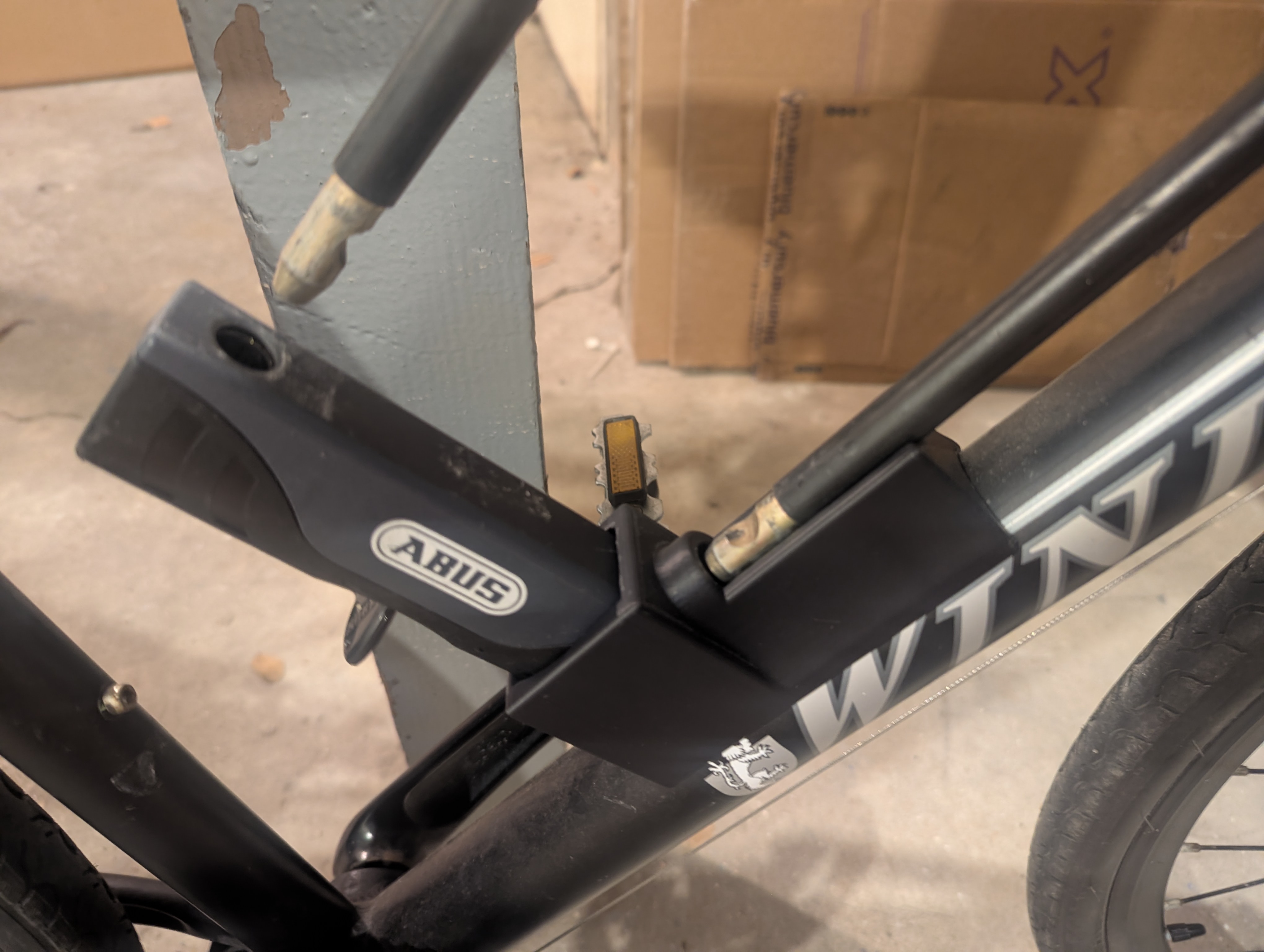 The lock body inserted with the U lined up